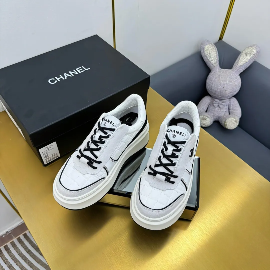 👟👟Ex-factory price 600👟👟 Upgraded version, upgraded version, upgraded version! No rebuttal accepted! ! ! ! Chanel Chanel panda shoes! 2025 counter's top casual sports shoes. This classic design; the upper is electro-embroidered with a variety of techniques; the outsole is fashionable and sporty; the unusual inclusion of a variety of color matching elements... The diversified mix and match is very good-looking and versatile, and can be used for leisure, fashion, sports, and outdoor... ꫛꫀꪝ Go➫ Materials: ❶Upper made of: original imported first-layer silk cowhide + original waterproof cloth + original first-layer cowhide ❷Inner lining: Original Yangli+Net ❸Outsole based on: Original TPU combination outsole Counter boutique packaging complete set for women 35–41 👉 👉